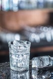 Glaçons en verre au barcounter dans la boîte de nuit ou le restaurant images libres de droits Glaçons en verre au barcounter dans la boîte de nuit ou le restaurant images libres de droits