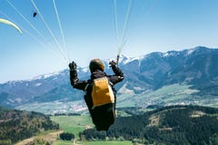 Gleitschirm ist auf den paraplane Streichriemenn - Moment des hochfliegenden Fluges stockfotos Gleitschirm ist auf den paraplane Streichriemenn - Moment des hochfliegenden Fluges stockfotos
