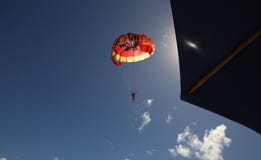 Gleitschirmfliegen in Mont-Choisystrand, nördlich Mauritius-Insel Lizenzfreies Stockbild Gleitschirmfliegen in Mont-Choisystrand, nördlich Mauritius-Insel Lizenzfreies Stockbild