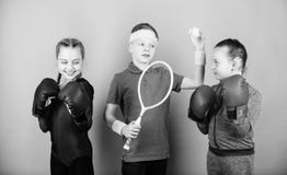 Gli amici aspettano per addestramento di sport Fratelli germani sportivi Il bambino potrebbe eccellere lo sport completamente dif fotografia stock libera da diritti Gli amici aspettano per addestramento di sport Fratelli germani sportivi Il bambino potrebbe eccellere lo sport completamente dif fotografia stock libera da diritti