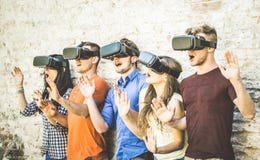 Gli amici raggruppano il gioco sulla realtà virtuale di vetro del vr all'aperto - Fotografia Stock Gli amici raggruppano il gioco sulla realtà virtuale di vetro del vr all'aperto - Fotografia Stock