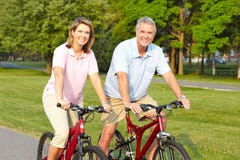 Gli anziani coppia biking