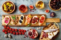 Gli Aperitivi Presentano Con Gli Spuntini Ed Il Vino Italiani Dei Antipasti In Vetri Brushetta O Tapas Spagnoli Tradizionali Aute Fotografia Stock Immagine Di Assortimento Consumo