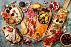Gli aperitivi presentano con gli spuntini italiani dei antipasti Brushetta o tapas spagnoli tradizionali autentici messi, bordo d immagini stock libere da diritti Gli aperitivi presentano con gli spuntini italiani dei antipasti Brushetta o tapas spagnoli tradizionali autentici messi, bordo d immagini stock libere da diritti