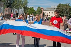 Gli attivisti tengono una grande bandiera russa sulla festa dell'indipendenza della Russia a Volgograd fotografia stock Gli attivisti tengono una grande bandiera russa sulla festa dell'indipendenza della Russia a Volgograd fotografia stock