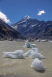 Gli iceberg minuscoli nel lago hooker sotto il supporto cucinano, la Nuova Zelanda immagine stock libera da diritti Gli iceberg minuscoli nel lago hooker sotto il supporto cucinano, la Nuova Zelanda immagine stock libera da diritti