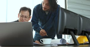 Gli ingegneri discutono il loro lavoro in ufficio moderno stock footage Gli ingegneri discutono il loro lavoro in ufficio moderno stock footage