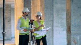 Gli ingegneri discutono un progetto, stante su un sito, fine su stock footage Gli ingegneri discutono un progetto, stante su un sito, fine su stock footage