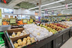 Gli scaffali del supermercato hanno disposto vari frutti immagine stock Gli scaffali del supermercato hanno disposto vari frutti immagine stock