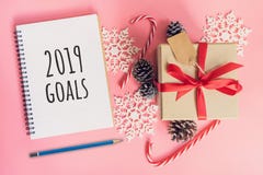 Gli scopi di 2019 nuovi anni, contenitore di regalo di marrone di vista superiore, taccuino e chris fotografie stock Gli scopi di 2019 nuovi anni, contenitore di regalo di marrone di vista superiore, taccuino e chris fotografie stock