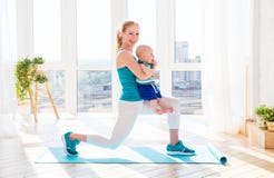 Gli sport generano è impegnato nella forma fisica e nell'yoga con il bambino a casa fotografia stock libera da diritti Gli sport generano è impegnato nella forma fisica e nell'yoga con il bambino a casa fotografia stock libera da diritti