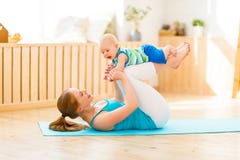 Gli sport generano è impegnato nella forma fisica e nell'yoga con il bambino a casa immagini stock libere da diritti Gli sport generano è impegnato nella forma fisica e nell'yoga con il bambino a casa immagini stock libere da diritti