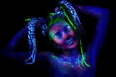Gli stranieri della ragazza addormentati scrolla le spalle le sue spalle immagine stock libera da diritti Gli stranieri della ragazza addormentati scrolla le spalle le sue spalle immagine stock libera da diritti
