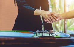 Gli uomini d'affari di handshake delle donne di affari riescono a lavoro fotografia stock Gli uomini d'affari di handshake delle donne di affari riescono a lavoro fotografia stock