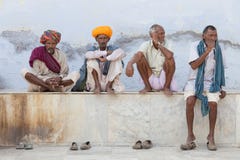 Gli uomini indiani, si siede sulla via in Pushkar, India Fotografia Stock Gli uomini indiani, si siede sulla via in Pushkar, India Fotografia Stock