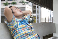 Gli uomini sono scoraggiati circa il suo lavoro fotografie stock Gli uomini sono scoraggiati circa il suo lavoro fotografie stock