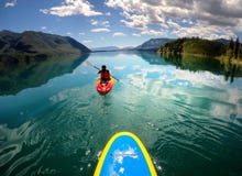 Glida över sjön McDonald i glaciärnationalpark royaltyfri fotografi Glida över sjön McDonald i glaciärnationalpark royaltyfri fotografi