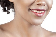 Glimlachend jong mooi meisje met schoon perfect huidclose-up stock afbeelding Glimlachend jong mooi meisje met schoon perfect huidclose-up stock afbeelding