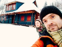 Glimlachend jong paar die de pret in openlucht winter hebben royalty-vrije stock foto's Glimlachend jong paar die de pret in openlucht winter hebben royalty-vrije stock foto's