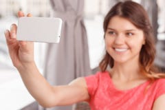 Glimlachend meisje die selfie in koffie doen stock fotografie Glimlachend meisje die selfie in koffie doen stock fotografie
