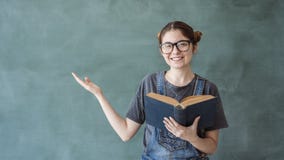 Glimlachend studentenmeisje die iets tonen stock afbeelding Glimlachend studentenmeisje die iets tonen stock afbeelding