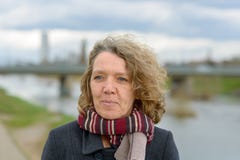 Glimlachende aantrekkelijke vrouw met slonzig krullend haar stock afbeelding Glimlachende aantrekkelijke vrouw met slonzig krullend haar stock afbeelding