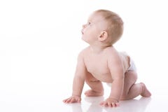 Glimlachende baby-jongen in een luierzitting op de vloer stock foto's Glimlachende baby-jongen in een luierzitting op de vloer stock foto's