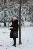 Glimlachende dame in een bontjas in het de winterbos stock fotografie Glimlachende dame in een bontjas in het de winterbos stock fotografie
