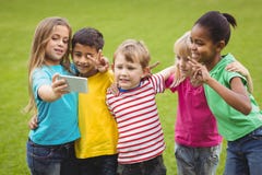 Glimlachende en klasgenoten die selfies stellen nemen stock afbeelding Glimlachende en klasgenoten die selfies stellen nemen stock afbeelding