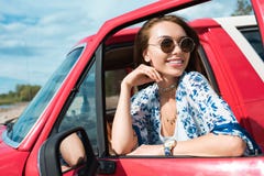 glimlachende jonge vrouw in zonnebril in auto royalty-vrije stock foto glimlachende jonge vrouw in zonnebril in auto royalty-vrije stock foto