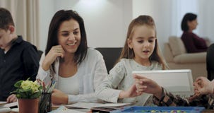 Glimlachende mooie rijpe zeer charismatische vrouw en haar drie jonge geitjes, hebben zij samen een grote tijd na het thuiswerk stock videobeelden Glimlachende mooie rijpe zeer charismatische vrouw en haar drie jonge geitjes, hebben zij samen een grote tijd na het thuiswerk stock videobeelden