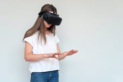 Glimlachende positieve vrouw die de virtuele hoofdtelefoon van werkelijkheidsbeschermende brillen dragen, vr doos Verbinding, tec stock foto Glimlachende positieve vrouw die de virtuele hoofdtelefoon van werkelijkheidsbeschermende brillen dragen, vr doos Verbinding, tec stock foto