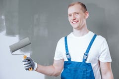 Glimlachende schilder met verfrol stock afbeeldingen Glimlachende schilder met verfrol stock afbeeldingen