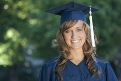 Glimlachende Vrouwelijke Gediplomeerde stock afbeelding Glimlachende Vrouwelijke Gediplomeerde stock afbeelding