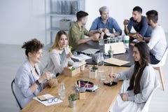 Glimlachende vrouwen die lunch eten stock afbeeldingen Glimlachende vrouwen die lunch eten stock afbeeldingen
