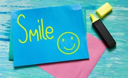 Glimlachwoord en smiley Inspirational citaat stock fotografie Glimlachwoord en smiley Inspirational citaat stock fotografie