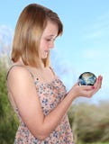 Globe de la terre de planète de prise de fille photos stock Globe de la terre de planète de prise de fille photos stock