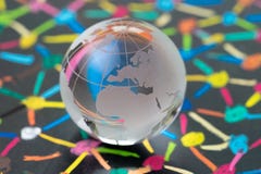 Globo de cristal de la decoración con el mapa de Europa en la pizarra del punto de conexión colorido como red financiera y de la fotografía de archivo libre de regalías Globo de cristal de la decoración con el mapa de Europa en la pizarra del punto de conexión colorido como red financiera y de la fotografía de archivo libre de regalías