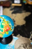 Globo sulla mappa nera del mondo Il concetto di viaggio il mondo fotografia stock libera da diritti Globo sulla mappa nera del mondo Il concetto di viaggio il mondo fotografia stock libera da diritti