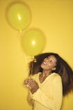 Globos de la explotación agrícola de la mujer del African-American. imagen de archivo libre de regalías Globos de la explotación agrícola de la mujer del African-American. imagen de archivo libre de regalías