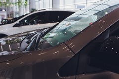 Gloednieuwe Auto's in Voorraad De Partij van het handel drijvenvoertuigen Nieuwe Auto'smarkt stock afbeelding Gloednieuwe Auto's in Voorraad De Partij van het handel drijvenvoertuigen Nieuwe Auto'smarkt stock afbeelding