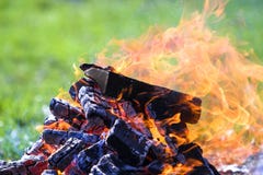 Gloeiend vuur op aard Buiten brandend houten planken op samenvatting stock foto's Gloeiend vuur op aard Buiten brandend houten planken op samenvatting stock foto's