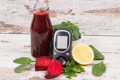 Glucometer pour v?rifier le niveau de sucre et le jus frais de betteraves Modes de vie et concept sains de nutrition images libres de droits Glucometer pour v?rifier le niveau de sucre et le jus frais de betteraves Modes de vie et concept sains de nutrition images libres de droits