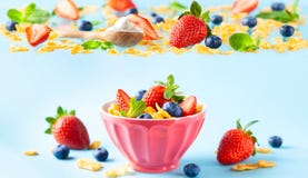 Glutenu bezpłatny śniadanie z jagodami, naturalnym jogurtem i kukurydzanymi płatkami, fotografia royalty free Glutenu bezpłatny śniadanie z jagodami, naturalnym jogurtem i kukurydzanymi płatkami, fotografia royalty free