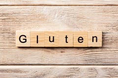 Glutenu słowo pisać na drewnianym bloku glutenu tekst na stole, pojęcie obrazy stock Glutenu słowo pisać na drewnianym bloku glutenu tekst na stole, pojęcie obrazy stock
