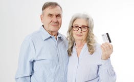 Glückliche ältere Familienpaare mit Kreditkartezahlung lokalisiert auf weißem Hintergrund Abschluss herauf Porträtfrau und -mann lizenzfreies stockfoto Glückliche ältere Familienpaare mit Kreditkartezahlung lokalisiert auf weißem Hintergrund Abschluss herauf Porträtfrau und -mann lizenzfreies stockfoto