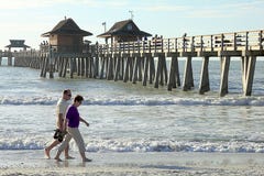 Glückliches älteres Paar genießt einen romantischen Spaziergang auf dem Strand stockbilder Glückliches älteres Paar genießt einen romantischen Spaziergang auf dem Strand stockbilder