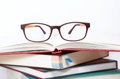 Gläser auf Stapel Büchern Lizenzfreie Stockfotografie Gläser auf Stapel Büchern Lizenzfreie Stockfotografie