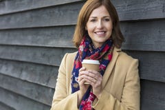 Glückliche attraktive mittlere Greisin-trinkender Kaffee lizenzfreie stockfotografie Glückliche attraktive mittlere Greisin-trinkender Kaffee lizenzfreie stockfotografie