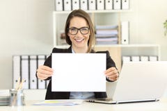 Glückliche Exekutive, die ein leeres Papier zeigt lizenzfreies stockfoto Glückliche Exekutive, die ein leeres Papier zeigt lizenzfreies stockfoto